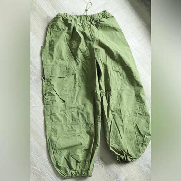 Green urban outfitters parachute pants - Picture 1 of 4